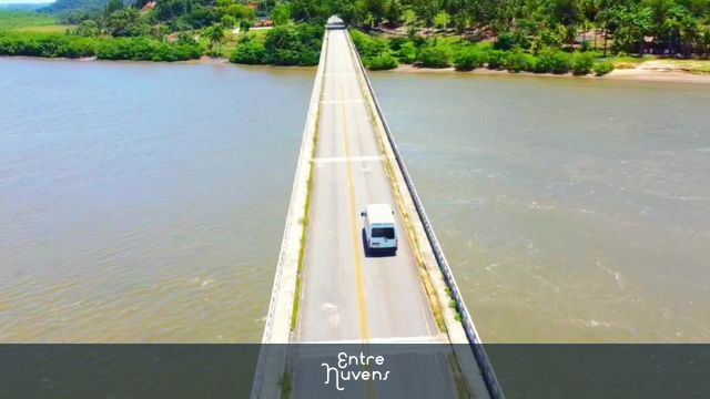 Imagem de veículo cruzando ponte na praia do gunga em Maceió Alagoas 