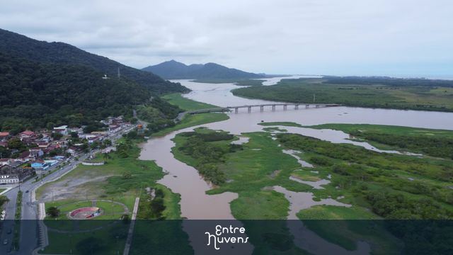 Imagem do rio que separa Iguape e Ilha Comprida