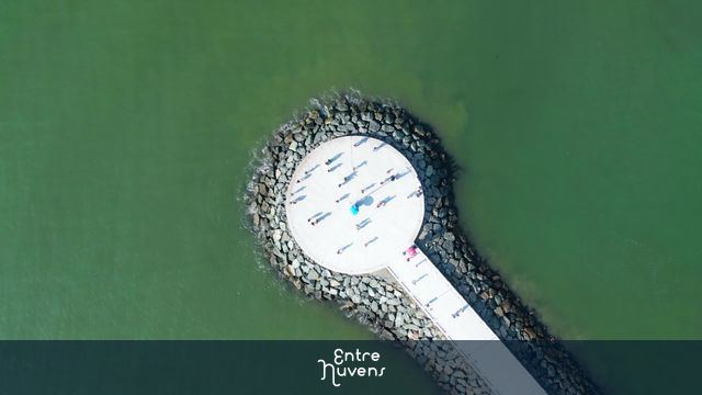 Imagem 4K em movimento superior do Molhe em Balneario Camboriu.