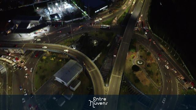 Imagem nortuna do viaduto Mestrino em destaque o pôr do sol e relâmpagos. — vídeo aéreo de Manaus