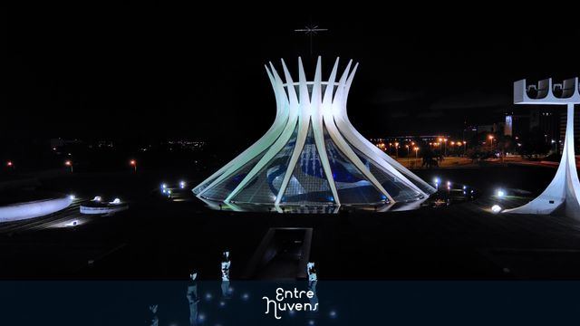 Imagen noturna da Catedral de Brasilia