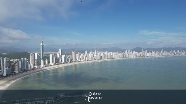 Imagens aéreas da orla de Balneário Camboriu — vídeo aéreo de Blumenau