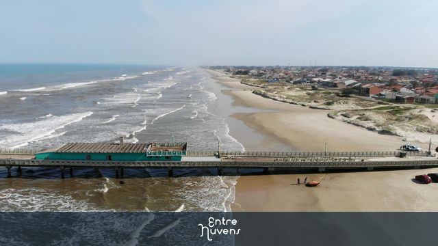 Imagens da Plataforma de pesca na praia de Cidreira no sul do país.