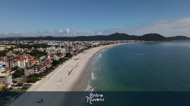 Imagens da praia dos Ingleses, com o alargamento da faixa de areai. Florianópolis.