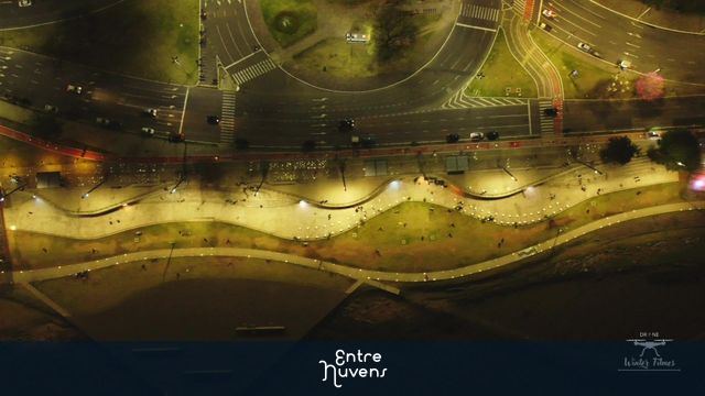 Imagens noturna da Orla do Guaíba, golf Volkswagen vermelho e restaurante panorâmico 360 gastro.
