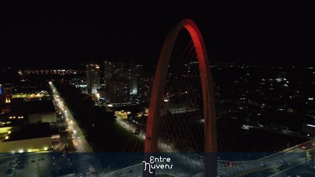 Imagens noturnas do Arco da Inovação em São José dos Campos/SP