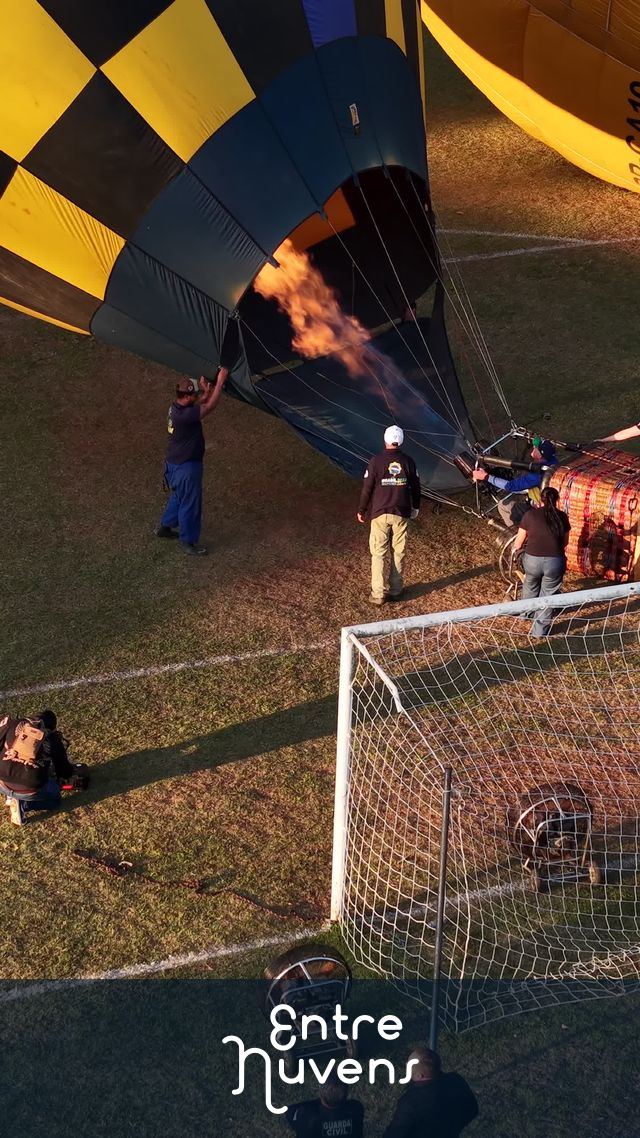 Inflando balão de ar quente no campo — vídeo aéreo de Araçoiaba da Serra