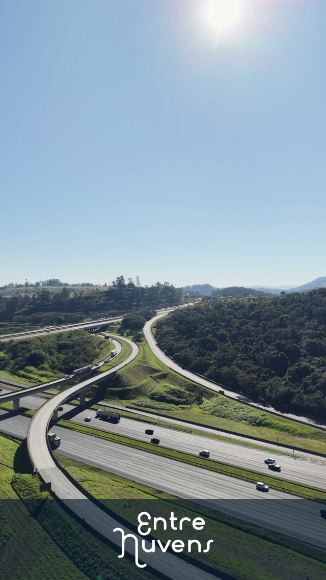 Intersecção de Rodovias em Meio à Paisagem Verde Ensolarada — vídeo aéreo de Jundiaí