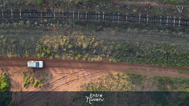 Jeep paralelo a linha férrea — vídeo aéreo de Campo Grande