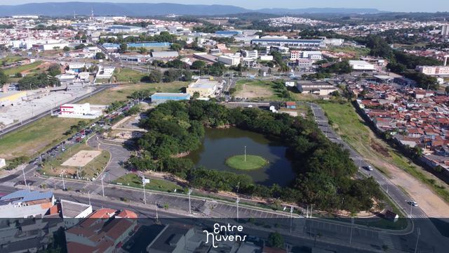 Lago central rodeado por área urbana — vídeo aéreo de Itupeva
