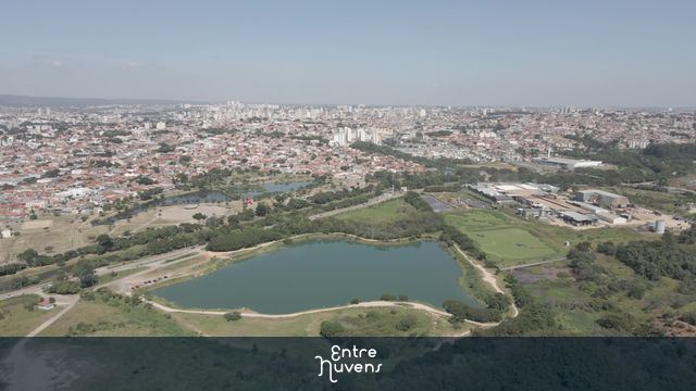 Lago Parque Ecológico em meio à cidade — vídeo aéreo de Sorocaba