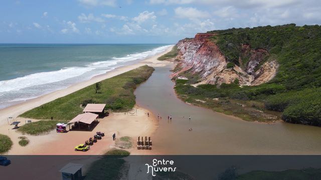Lagoa Doce na praia do Gunga com vista para falésias — vídeo aéreo de Roteiro