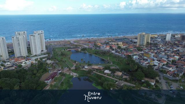 Lagoa urbana com vista para o mar