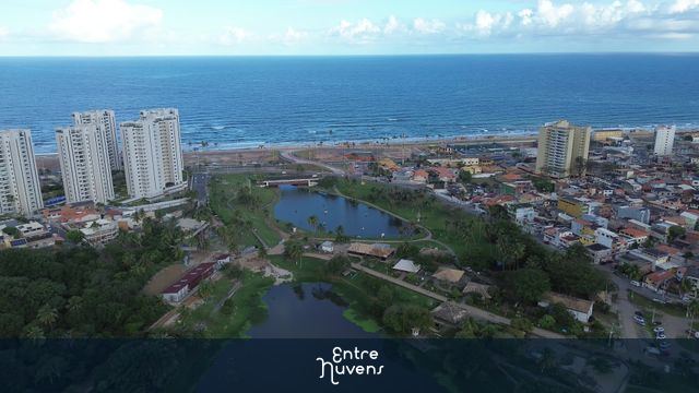 Lagoas urbanas com vista para o mar