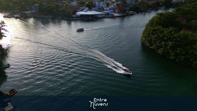 Lancha corta as águas no canal urbano ilha da gigoia — vídeo aéreo de Rio de Janeiro