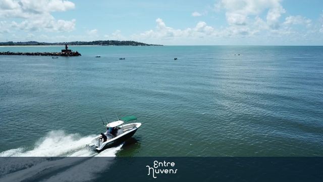 Lancha em alto mar — vídeo aéreo de Fernando de Noronha