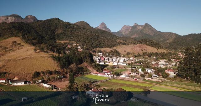 Lavouras, casas e Mulher de Pedra em Vargem Grande, Teresópolis/RJ