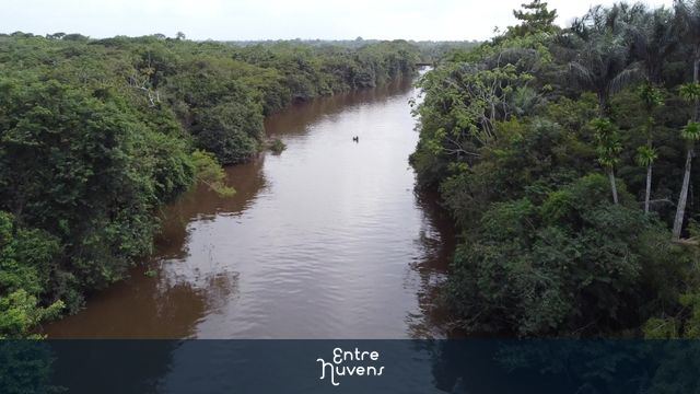 Lazer de população do interior, descendo o rio de boia. — vídeo aéreo de Irituia