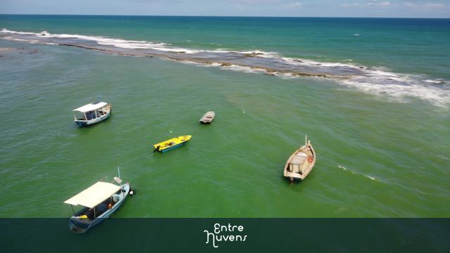 linda paisagem da praia de arembepe com barcos