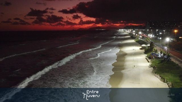 lindo céu de um fim de tarde na barra da tijuca
