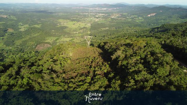 Linhas de transmissão na Serra do Cipó - Cocais - Minas Gerais — vídeo aéreo de Barão de Cocais