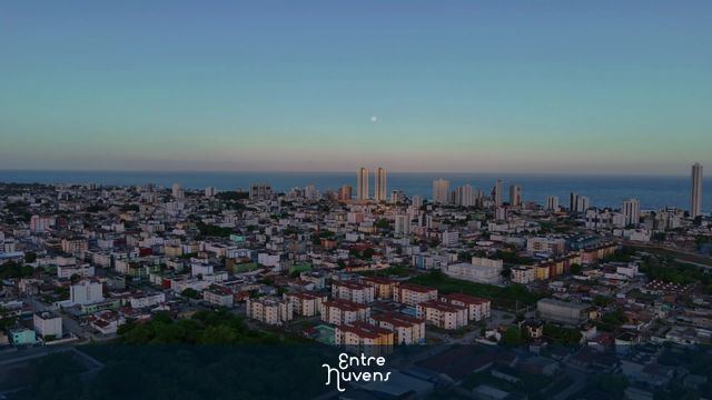 LUA AO FUNDO — vídeo aéreo de Olinda