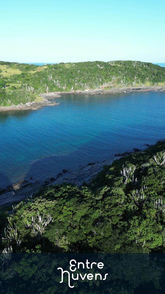 Mar cercado por morros com vegetação preservada em Búzios em direção a Praia do Forno — vídeo aéreo de Armação dos Búzios