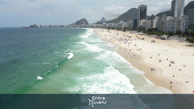 Mar da praia do Leme — vídeo aéreo de Rio de Janeiro