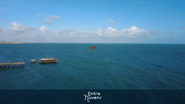 Mara Hope Naufrágio no mar azul com píer ao fundo — vídeo aéreo de Fortaleza