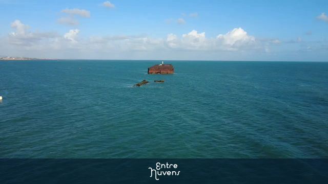 Mara Hope Naufrágio no meio do mar azul — vídeo aéreo de Fortaleza