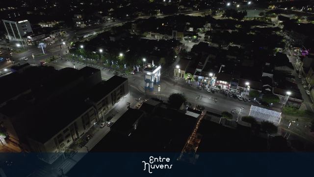 Marco Central Iluminado no Coração da Cidade — vídeo aéreo de Sobral