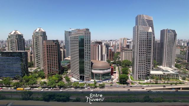 Marginal do Rio Pinheiros, com o skyline dos prédios da Berrini — vídeo aéreo de São Paulo