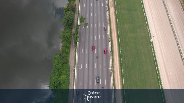 Marginal do Rio Pinheiros com prédios da Vila Olímpia ao fundo — vídeo aéreo de São Paulo