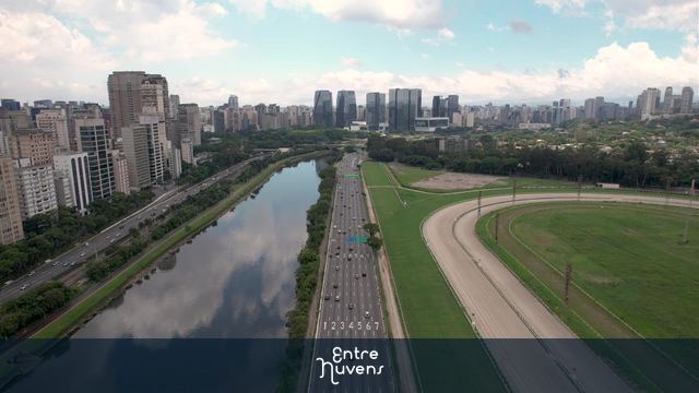 Marginal do Rio Pinheiros com skyline da Vila Olímpia ao fundo