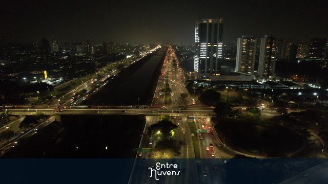 Marginal Tiête iluminada à noite