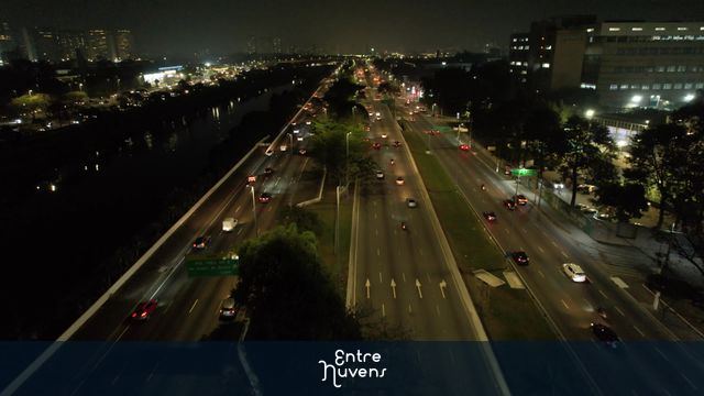 Marginal Tietê movimentada à noite em São Paulo