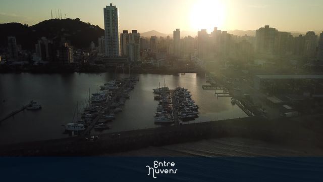 Marida de Itajaí, Santa Catarina, Brasil, com por do sol e cidade ao fundo.