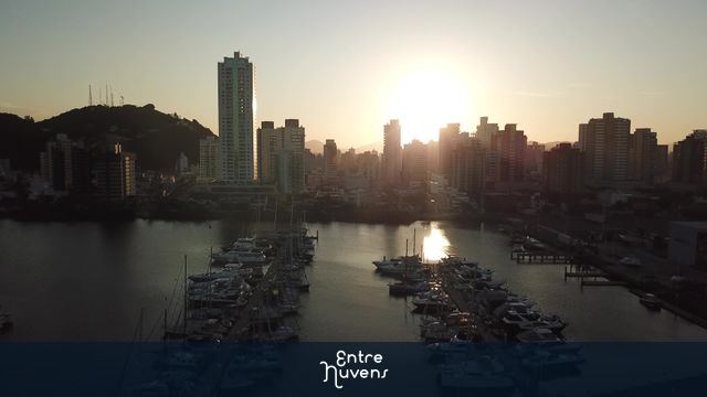 Marina de Itajaí, Santa Catarina, Brasil, com por do sol e cidade ao fundo / abrindo.