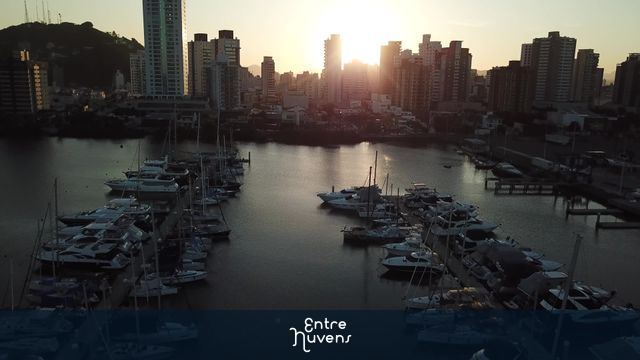 Marina de Itajaí, Santa Catarina, Brasil, entrando. por do sol e cidade