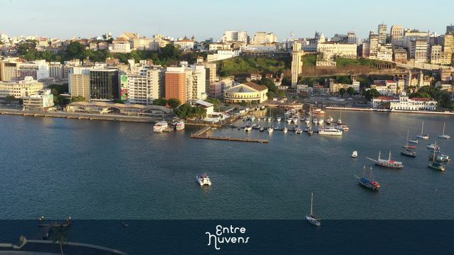 Marina e Elevador Lacerda no Centro Histórico — vídeo aéreo de Salvador