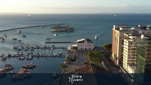 Marina e Forte de São Marcelo ao entardecer — vídeo aéreo de Salvador