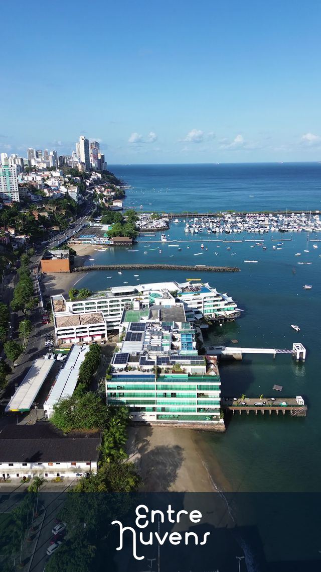 Marina movimentada na orla de Salvador