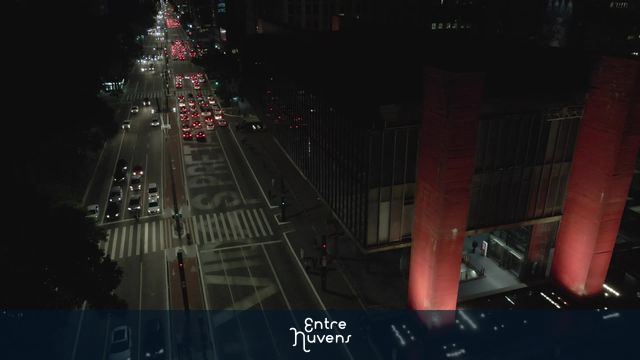 MASP iluminado na Avenida Paulista à noite — vídeo aéreo de São Paulo