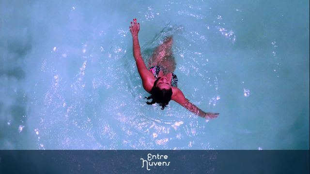 Modelo Girando ao Centro da Piscina — vídeo aéreo de Campinas