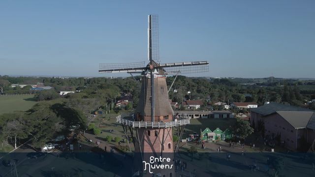 Moinho histórico cercado por parque e visitantes — vídeo aéreo de Holambra
