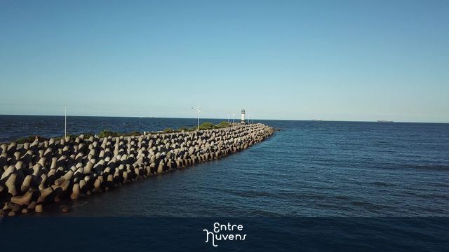 Molhes de Itajaí, Santa Catarina, menino andando de bike ao fundo.