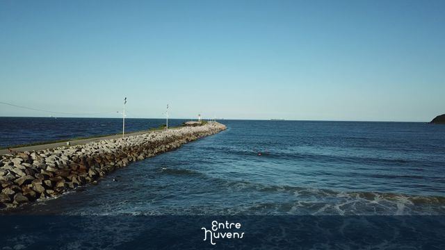 Molhes Itajaí, Santa Catarina, Brasil, com mar calmo - fim de tarde
