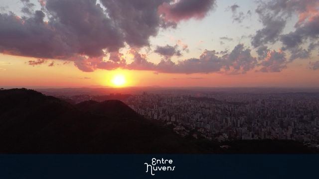 MONTANHAS COM POR DO SOL EM BELO HORIZONTE