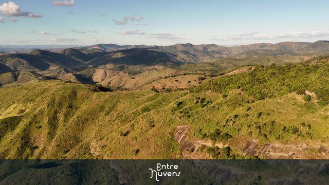 Montanhas de Minas Gerais - capturado entre Virgolandia e Peçanha — vídeo aéreo de Virgolândia