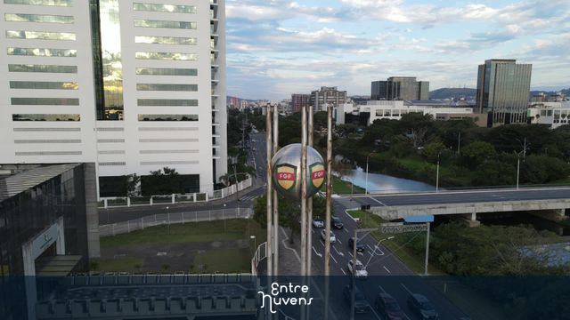 Monumento da Federação Gaúcha de Futebol GF no Centro Administrativo — vídeo aéreo de Porto Alegre